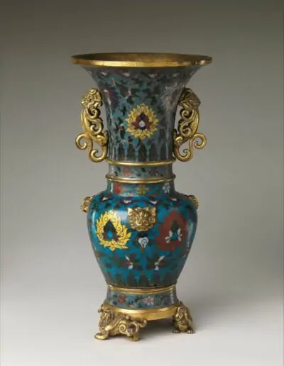 Vase aux volutes de lotus, XVe-XVIe siècle. Dynastie Ming (1368-1644)