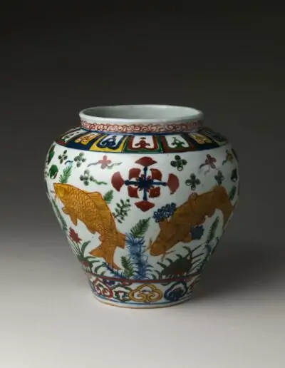 Jarre avec carpe dans un étang de lotus, Milieu du XVIe siècle. Dynastie Ming (1368-1644), marque et période Jiajing (1522-1566)