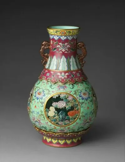 Vase aux ornements ajourés, Milieu du XVIIIe siècle. Dynastie Qing (1644-1911), période Qianlong (1736-1795)