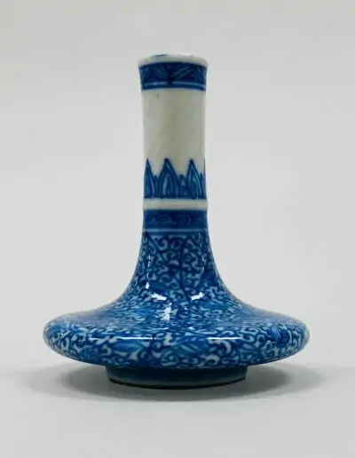 Vase miniature à volutes florales, Début du XVIIIe siècle. Dynastie Qing (1644–1911)