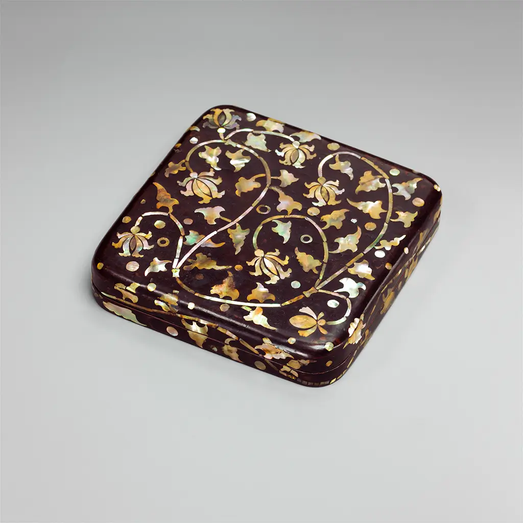 Coffret à décor de rinceaux de pivoines_1