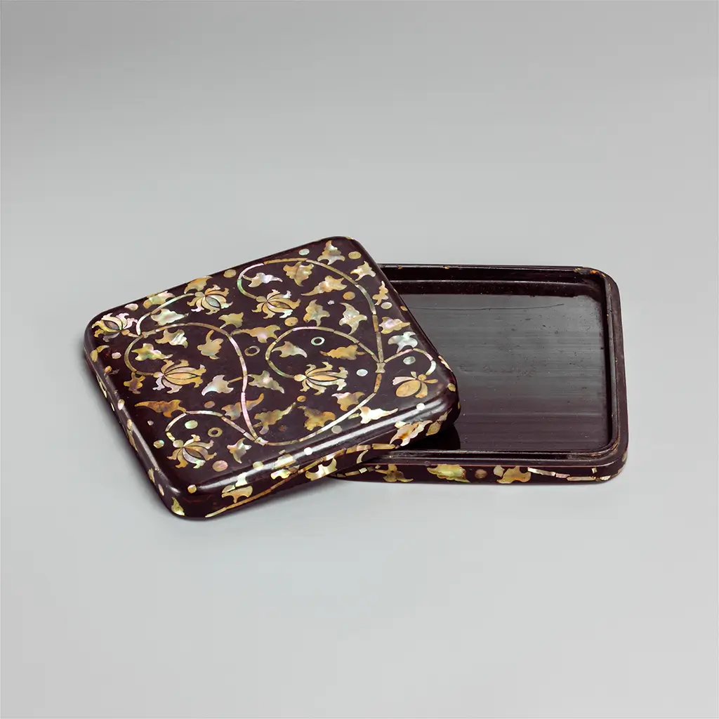 Coffret à décor de rinceaux de pivoines_2