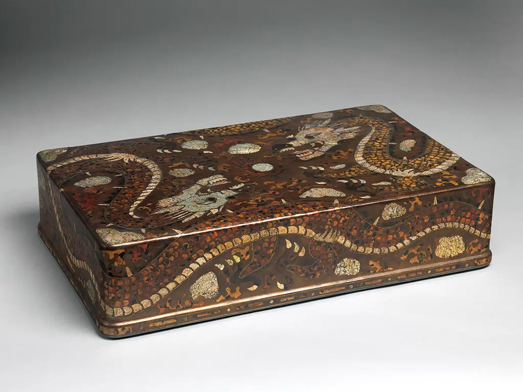 Coffret à vêtements décoré de dragons_1