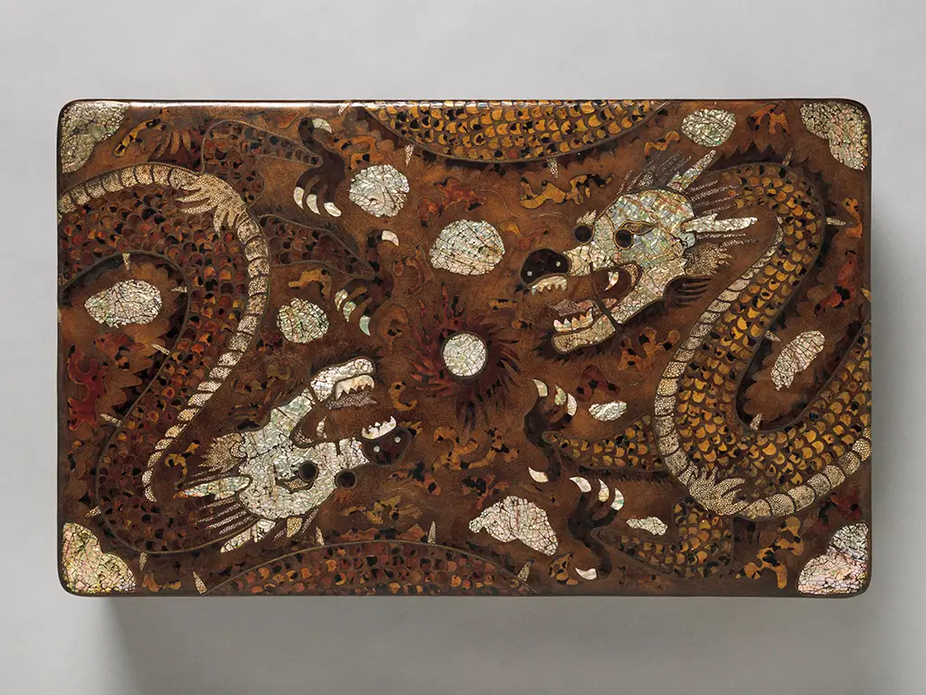 Coffret à vêtements décoré de dragons_2