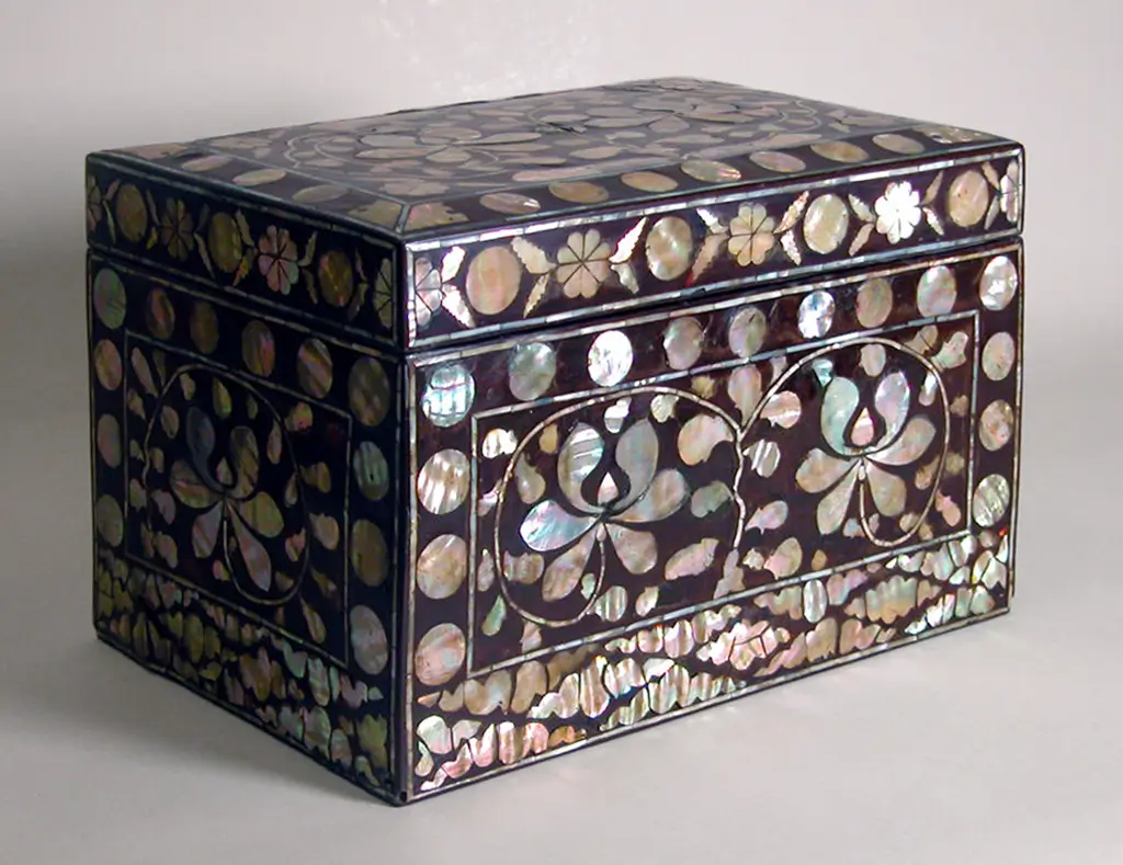 Coffret décoré de fleurs et de nuages_1