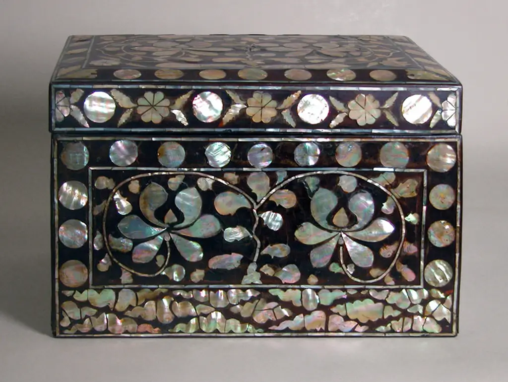 Coffret décoré de fleurs et de nuages_2