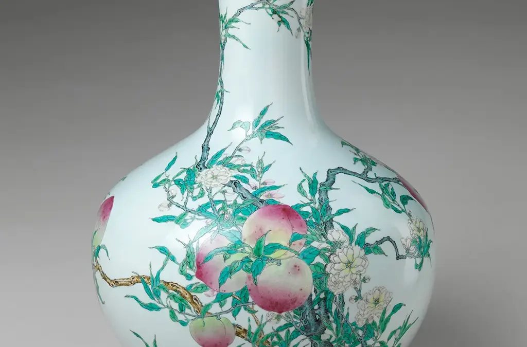 Vase avec 9 pêches, Dynastie Qing, 18e siècle