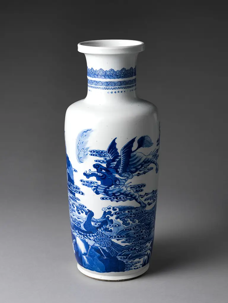 Vase chinois avec une creature mythique chassenst une perle 1 Vase chinois avec une créature mythique chassant une perle