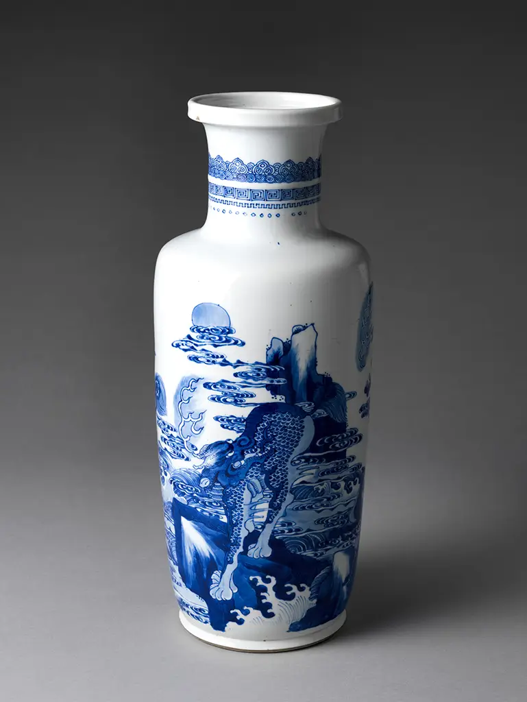 Vase chinois avec une creature mythique chassenst une perle 2 Vase chinois avec une créature mythique chassant une perle