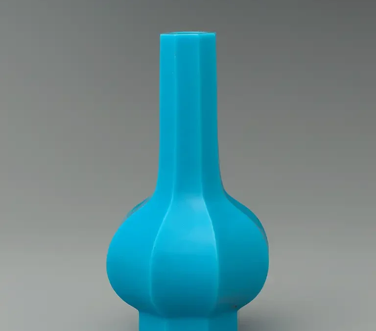 Vase octogone-fluté en verre, époque Qianlong