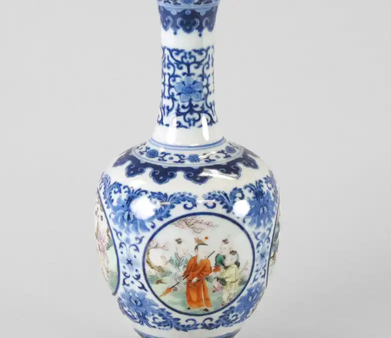 Vase à motifs floraux, dynastie Qing