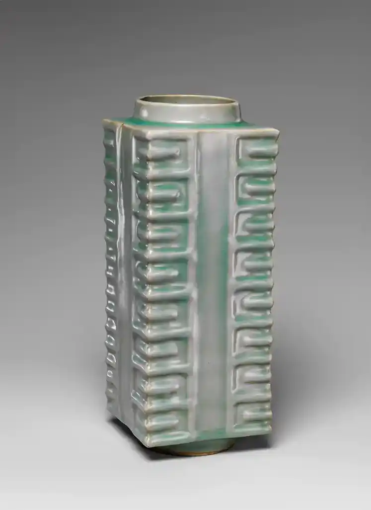 Vase quadrangulaire Vase quadrangulaire en Céladon de Longquan