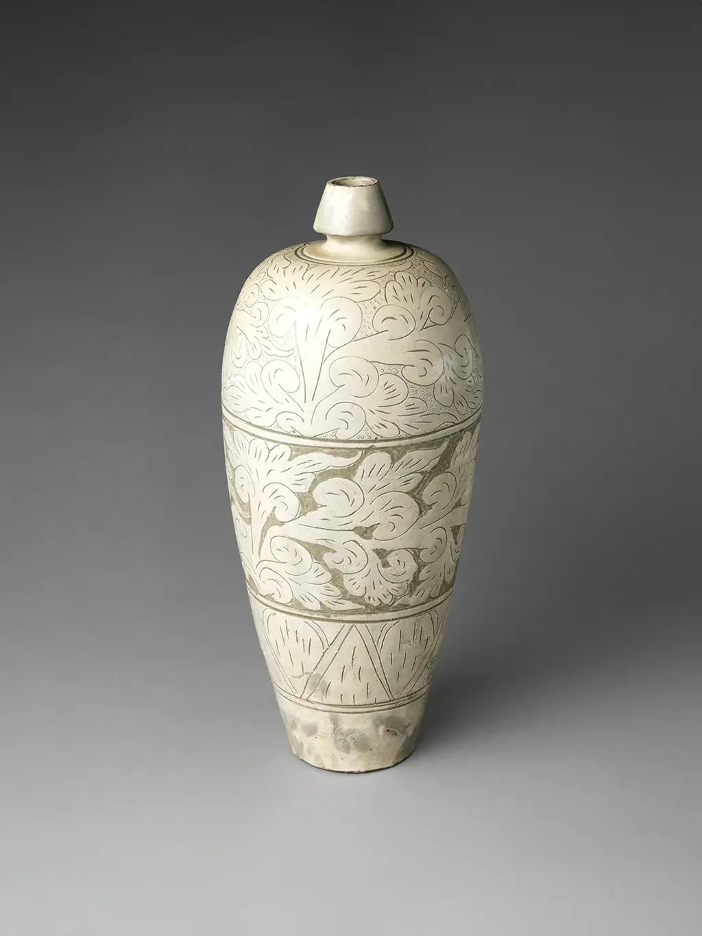 Vase chinois a decor abstrait de volutes Vase chinois en grès